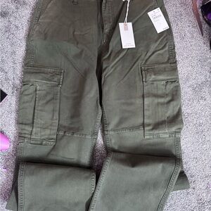 Good American Men's Cargo Pants in Army Green